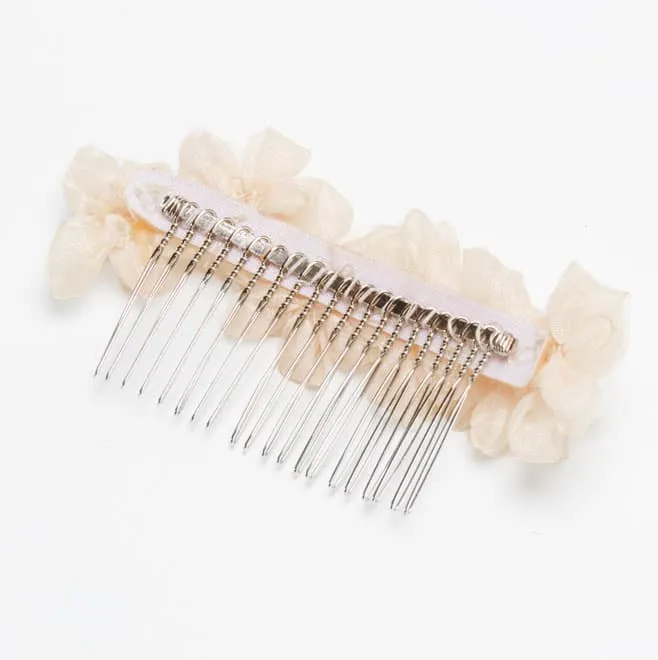 ライトベージュのフラワーコーム