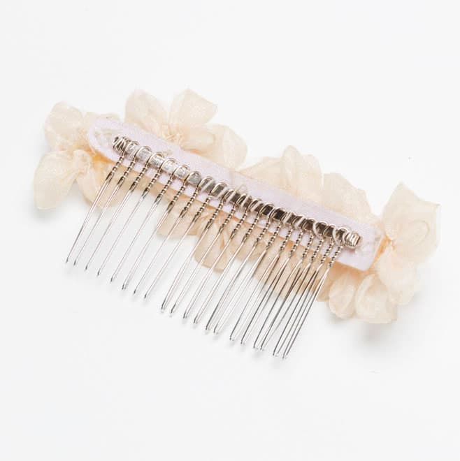 ライトベージュのフラワーコーム
