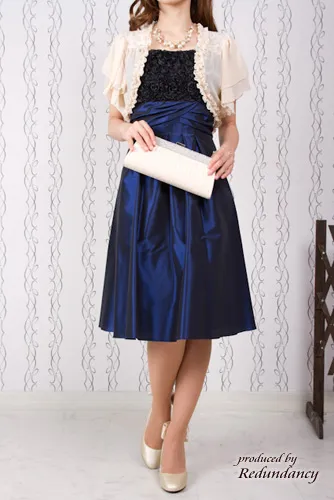 ベージュの襟フリルと背中レースのベージュボレロ