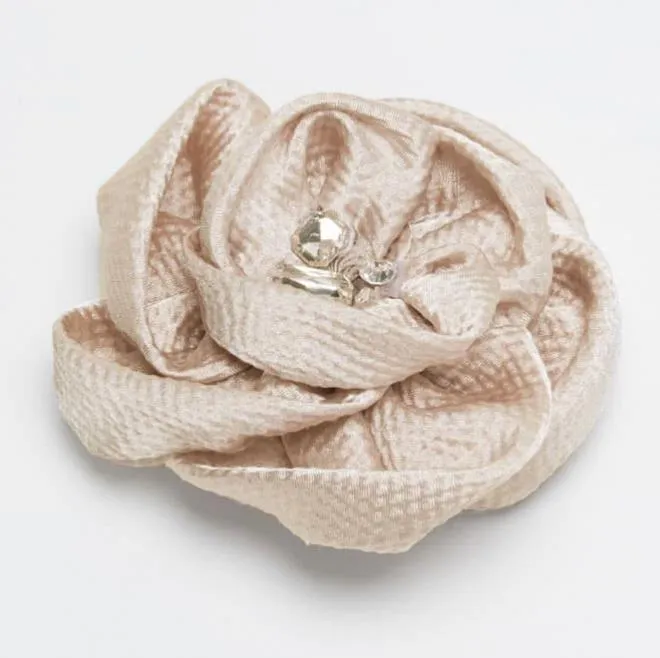 ライトベージュのフラワービジューコサージュ