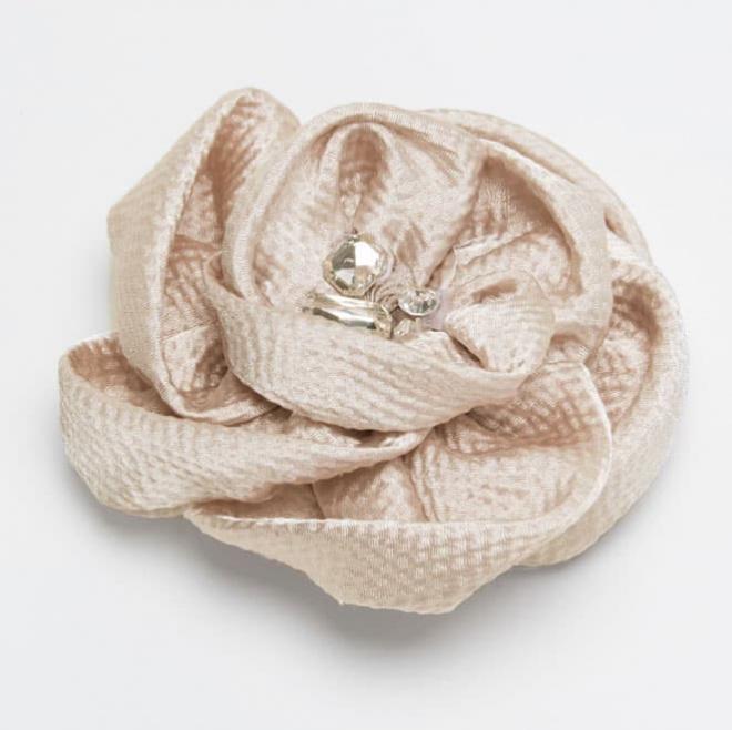 ライトベージュのフラワービジューコサージュ