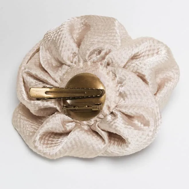 ライトベージュのフラワービジューコサージュ