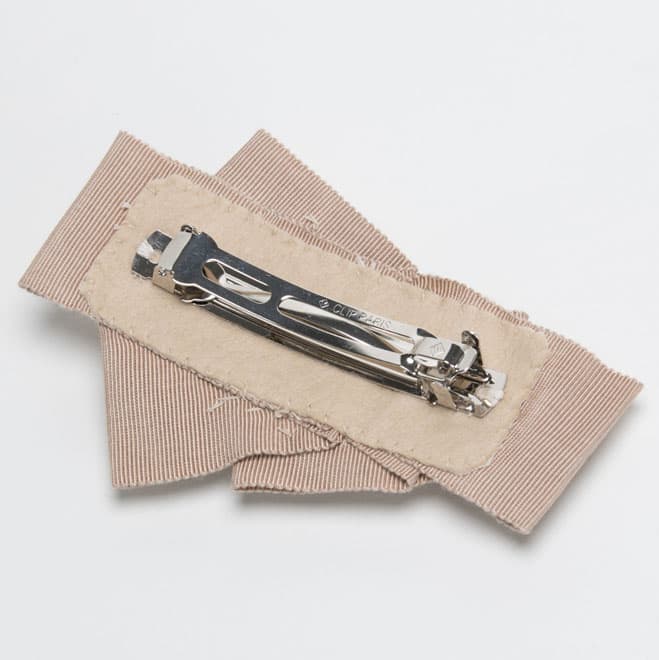 ベージュのデフォルメビジューバレッタ