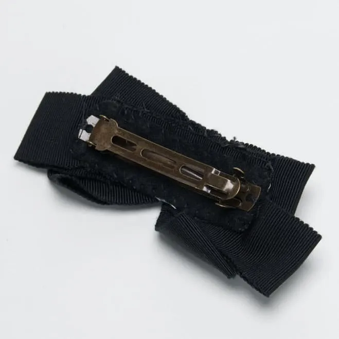 ブラックのリボンビジュー付きバレッタ