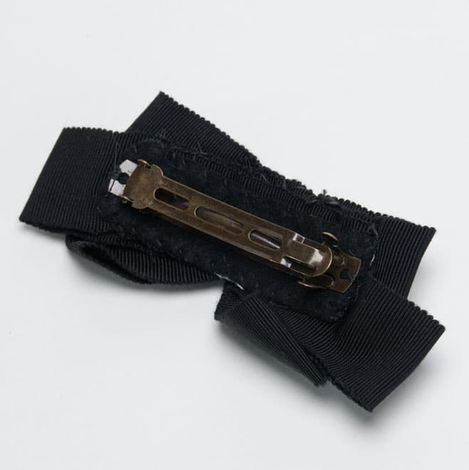 ブラックのリボンビジュー付きバレッタ