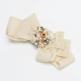 ライトベージュのリボンビジュー付きバレッタ