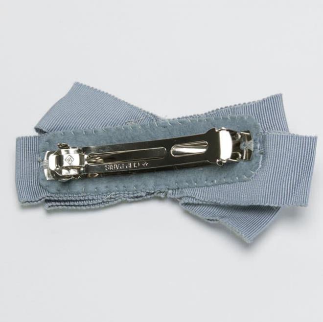 グレーのリボンパール付きバレッタ