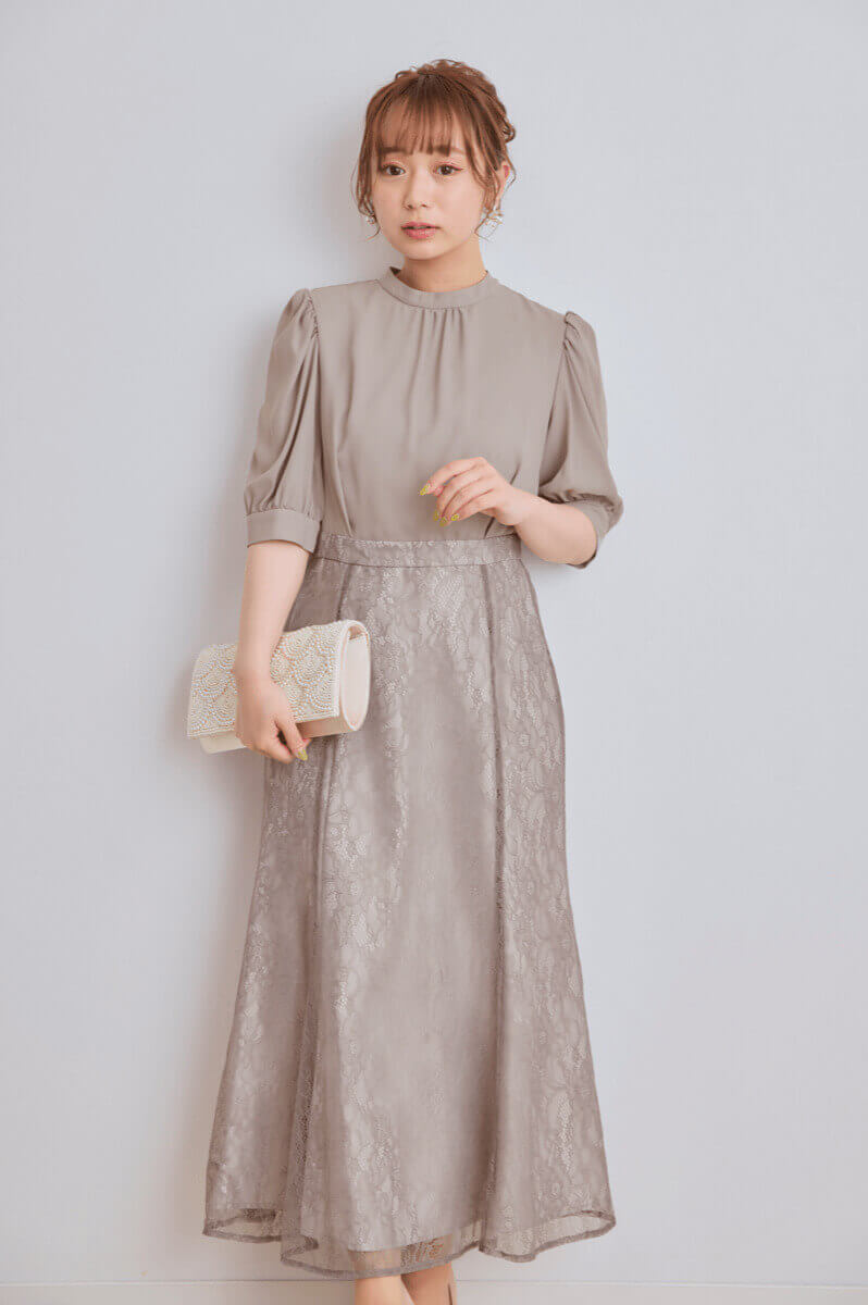 グレージュのプチハイネックマーメイドドレス