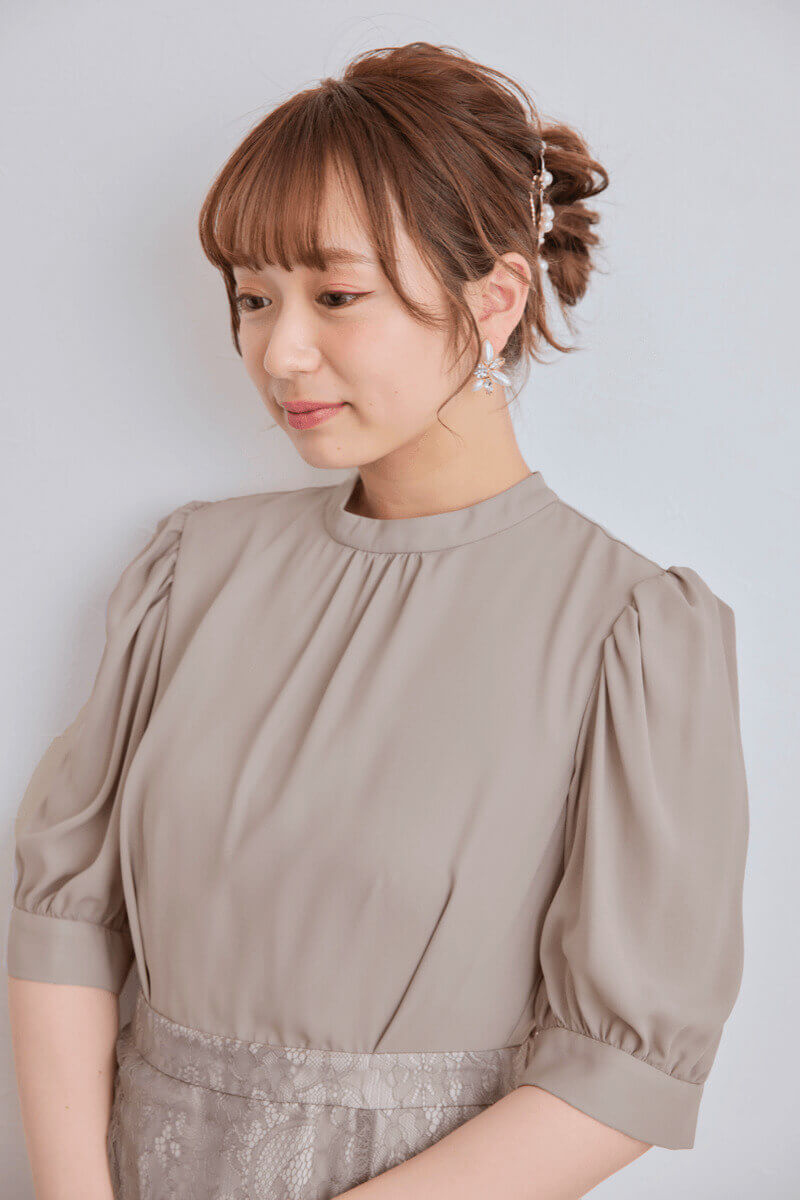 グレージュのプチハイネックマーメイドドレス