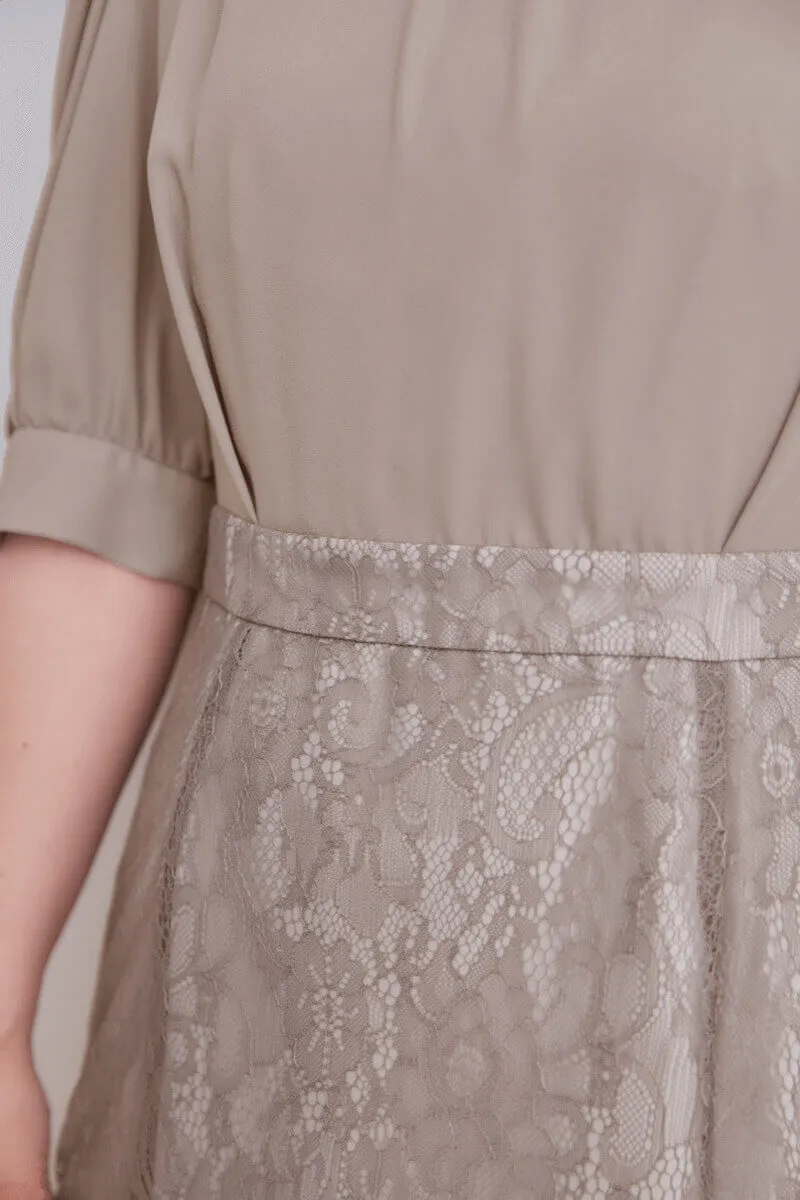 グレージュのプチハイネックマーメイドドレス