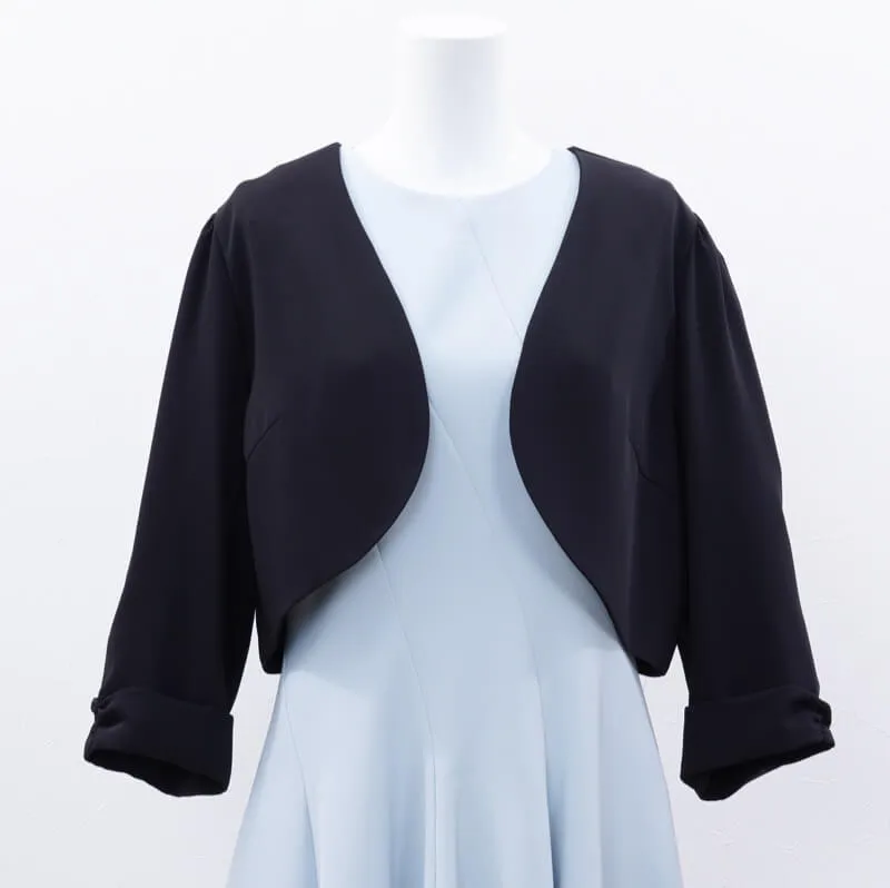 ブラックのV開きシンプルボレロ