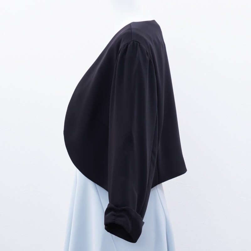 ブラックのV開きシンプルボレロ