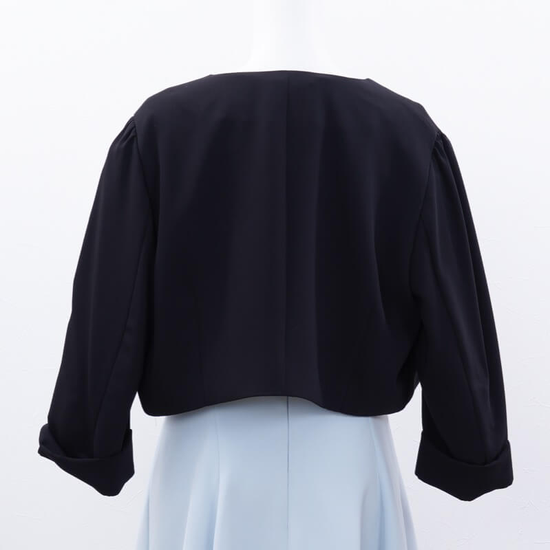 ブラックのV開きシンプルボレロ