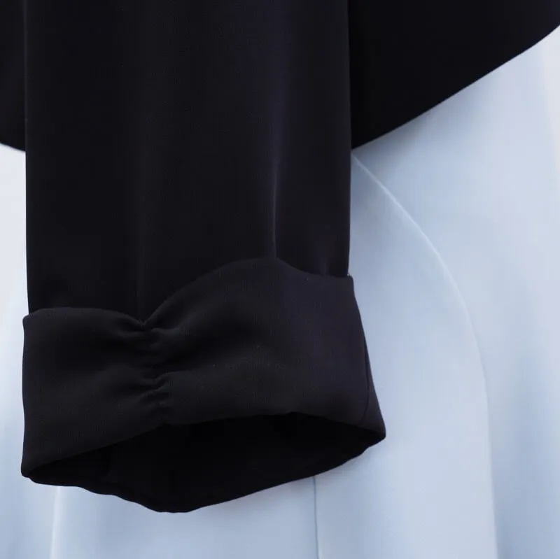 ブラックのV開きシンプルボレロ