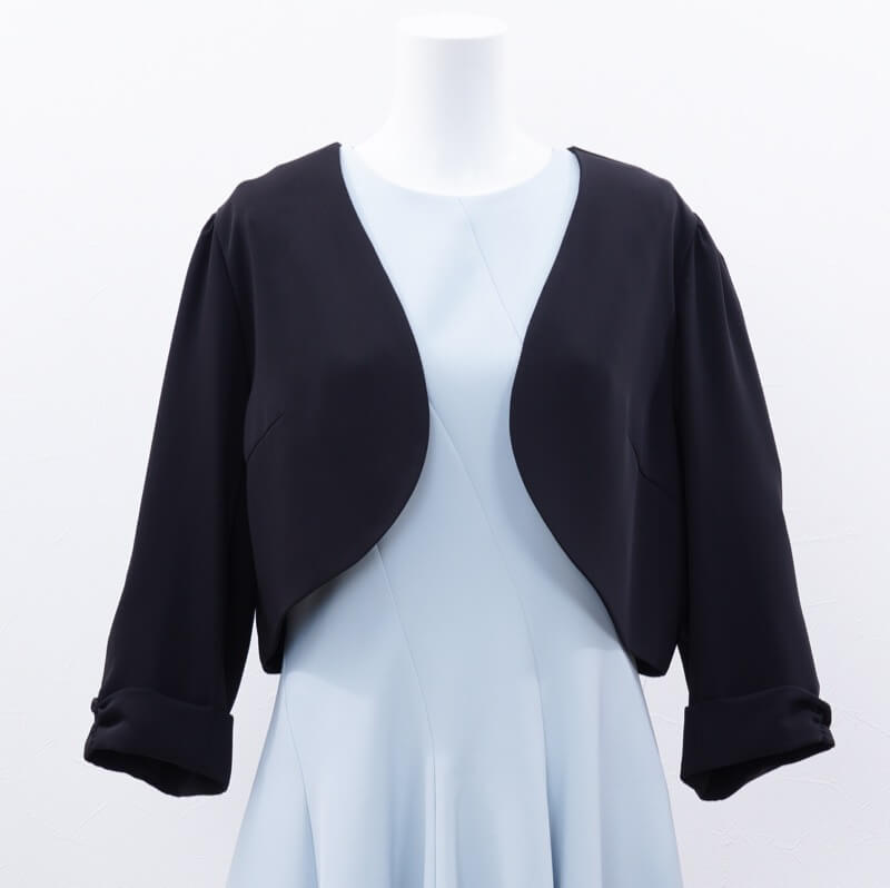 ブラックのV開きシンプルボレロ