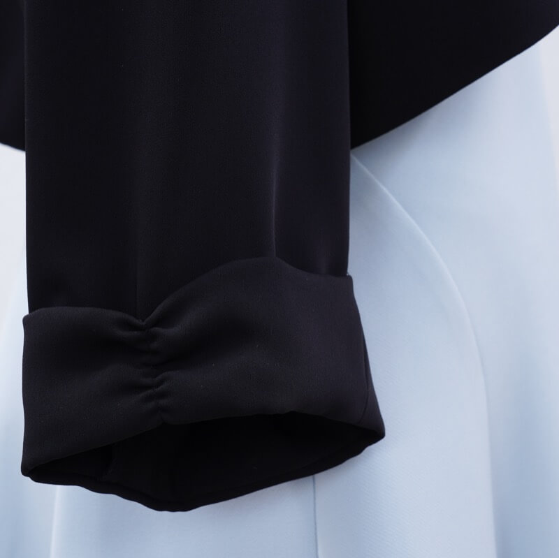 ブラックのV開きシンプルボレロ