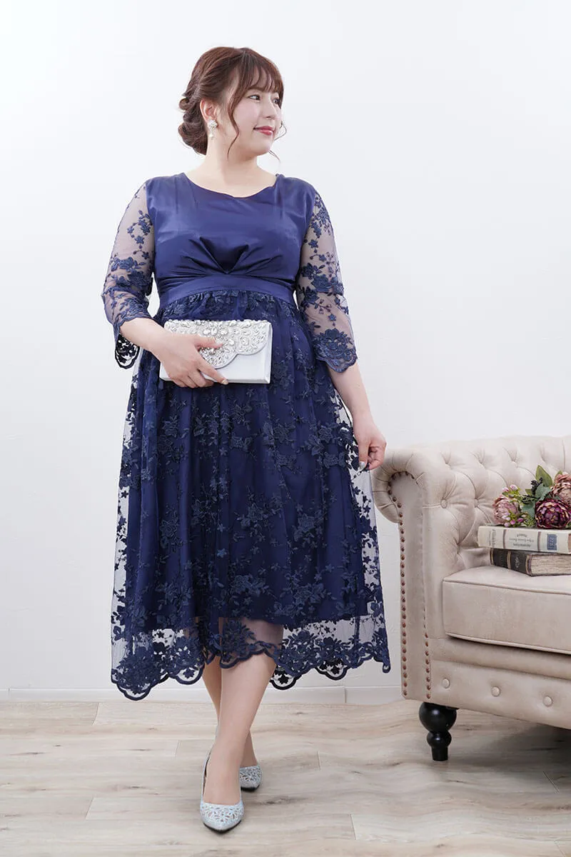 ネイビーのフラワースカラップレースドレス