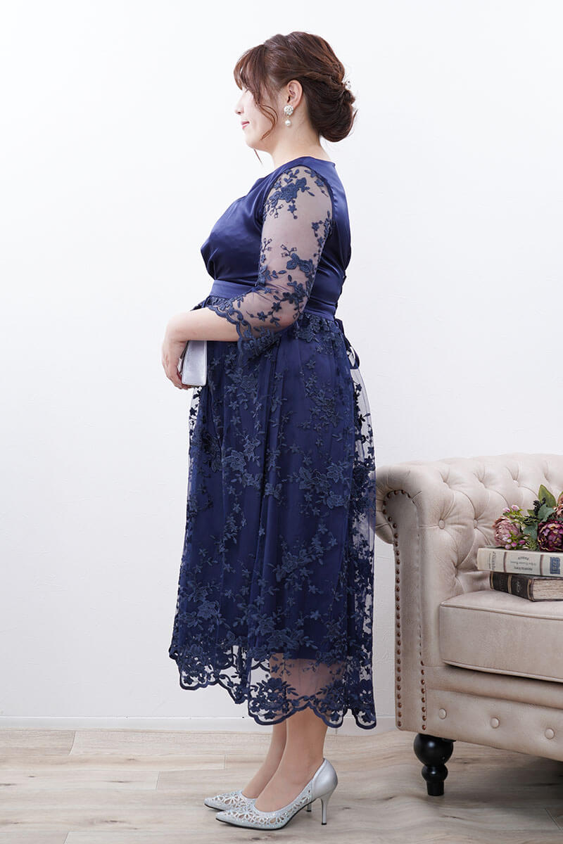 ネイビーのフラワースカラップレースドレス