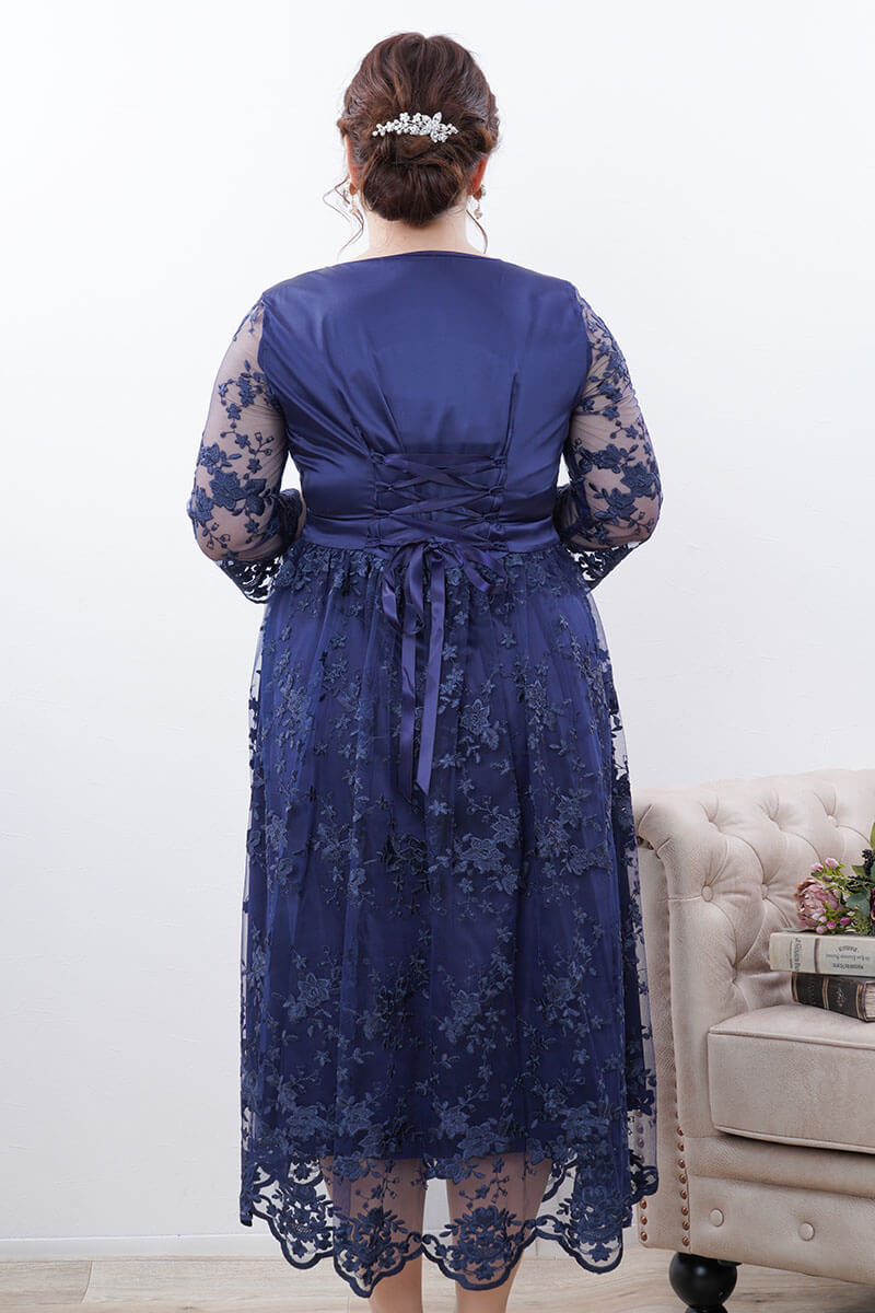 ネイビーのフラワースカラップレースドレス