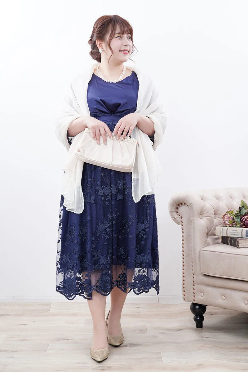 ネイビーのフラワースカラップレースドレス