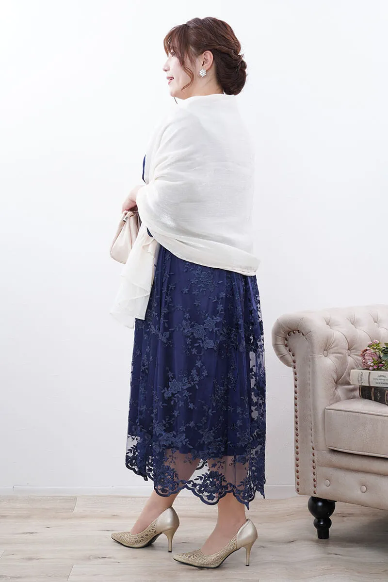 ネイビーのフラワースカラップレースドレス