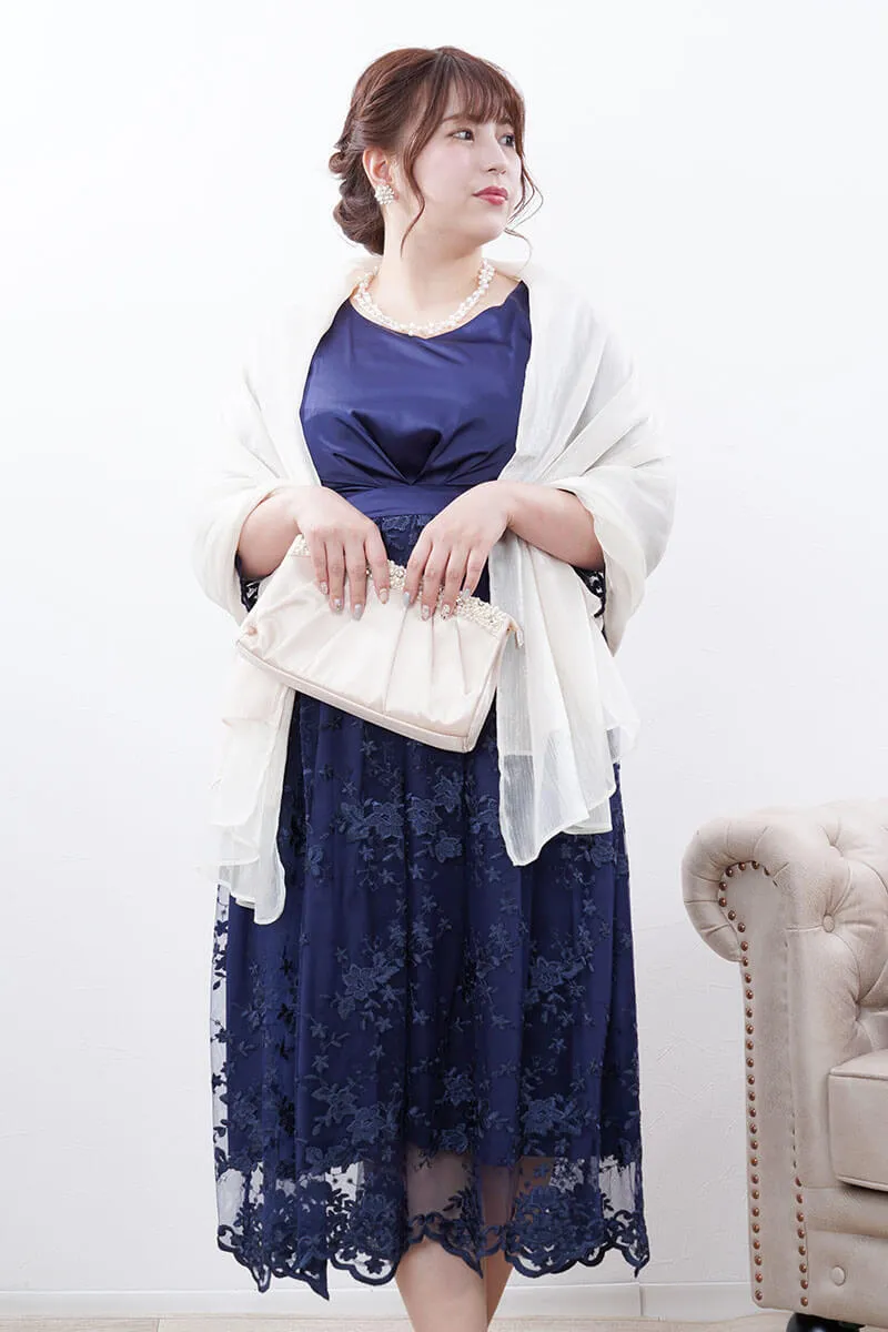 ネイビーのフラワースカラップレースドレス