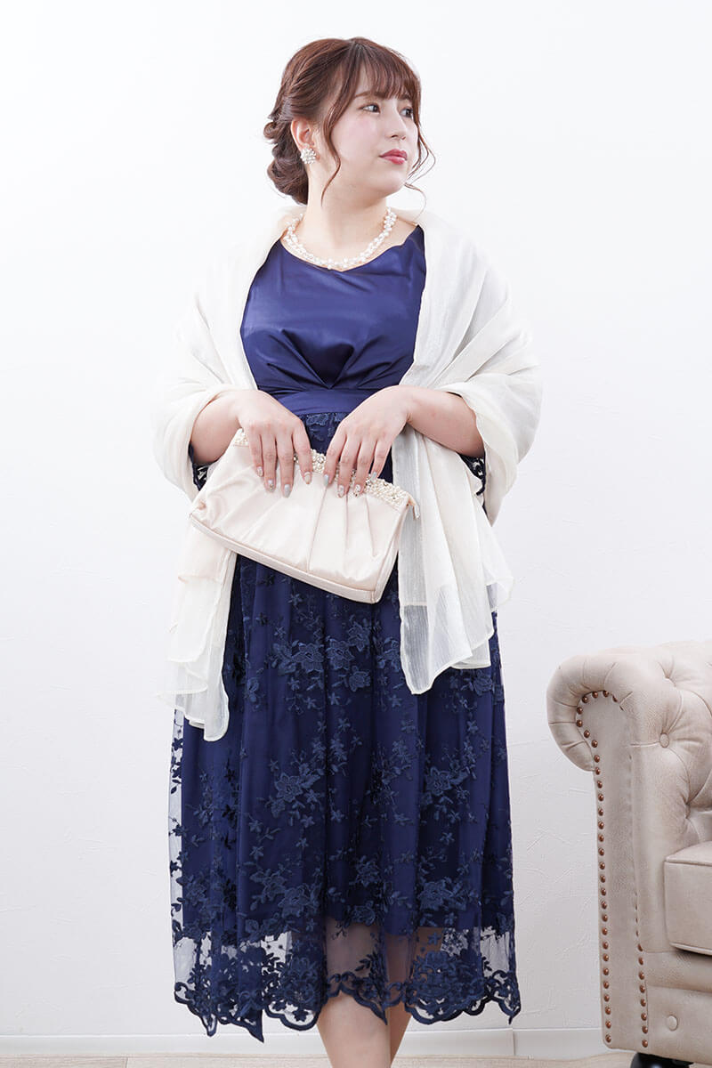 ネイビーのフラワースカラップレースドレス