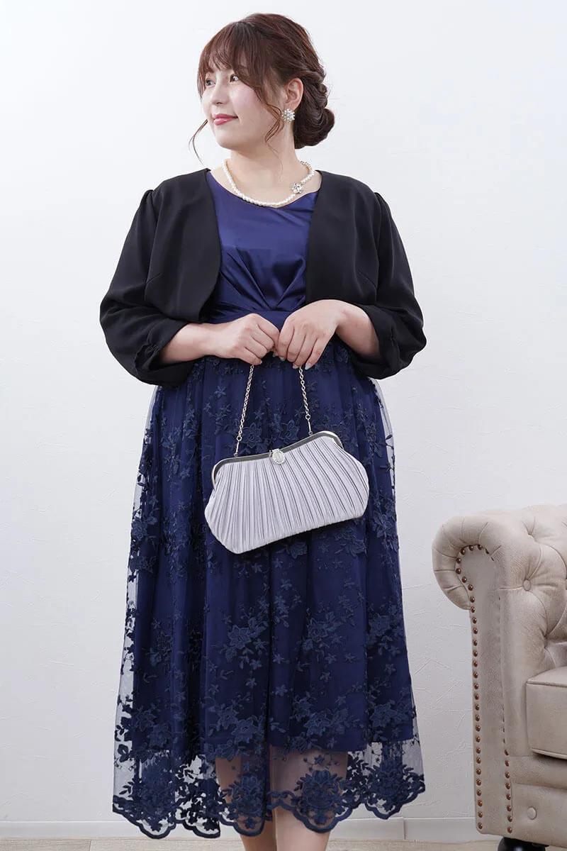 ネイビーのフラワースカラップレースドレス