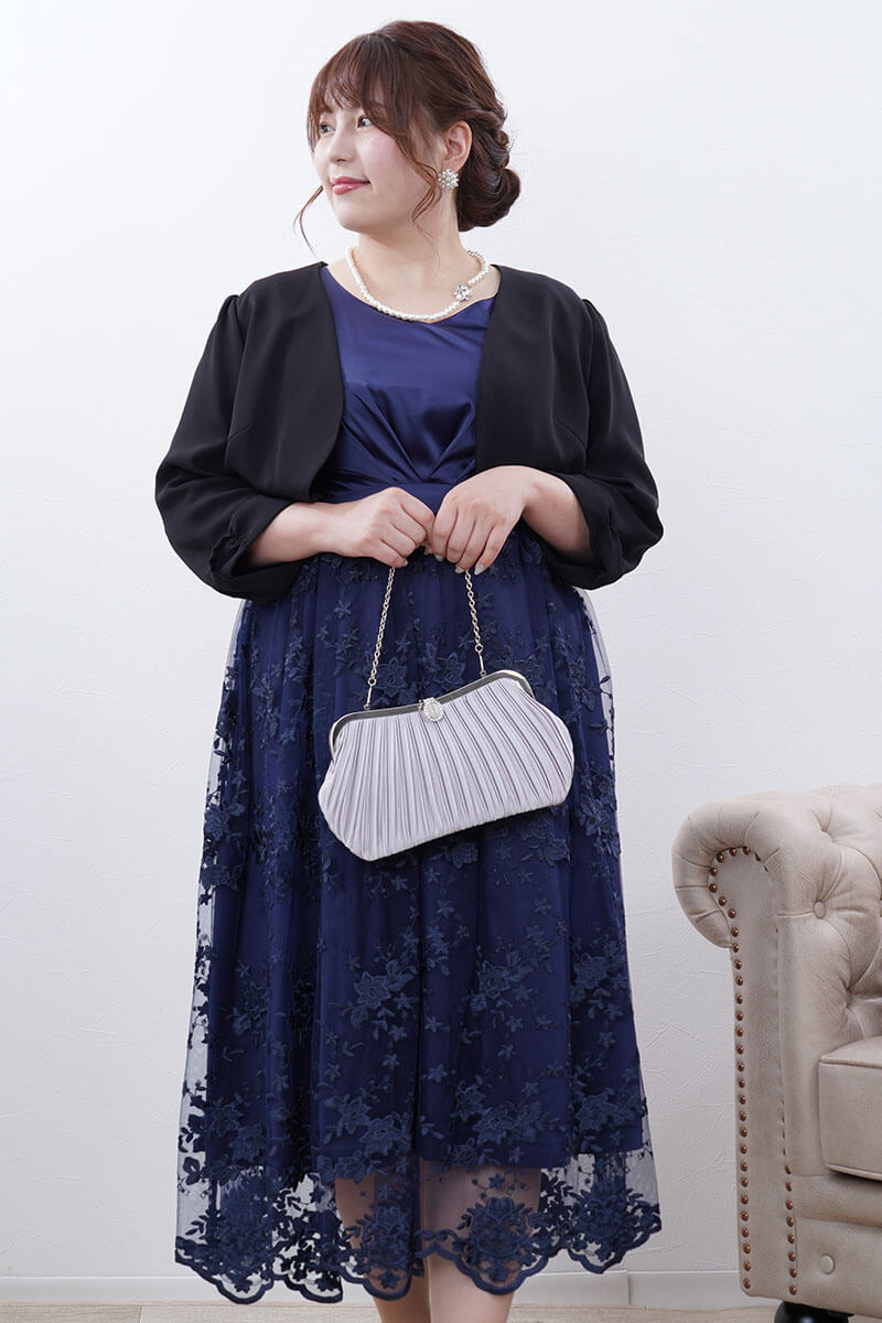 ネイビーのフラワースカラップレースドレス