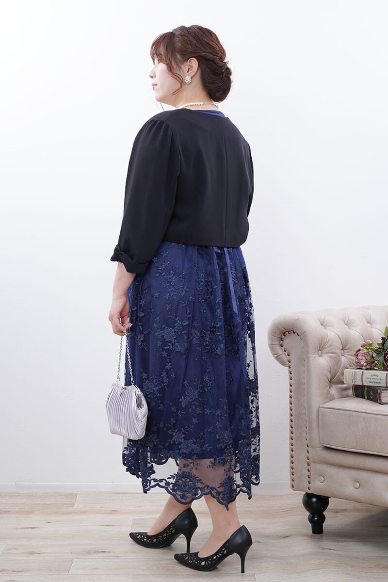 ネイビーのフラワースカラップレースドレス