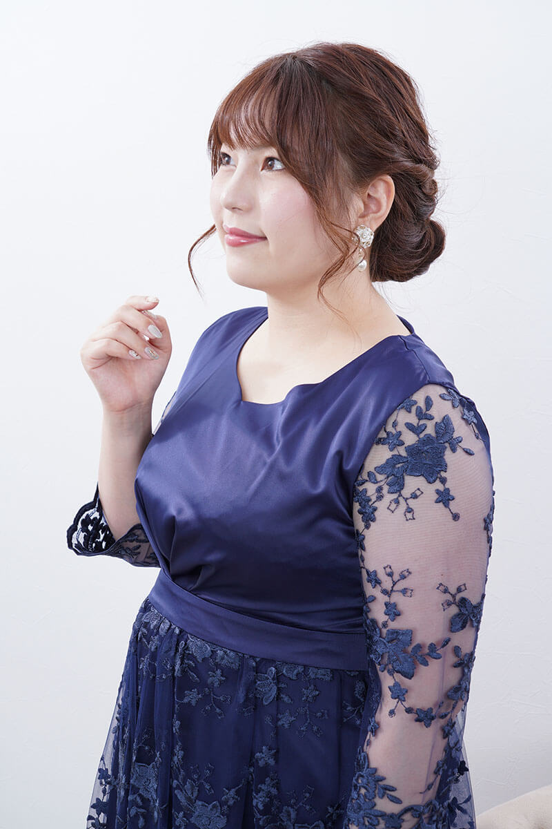 ネイビーのフラワースカラップレースドレス