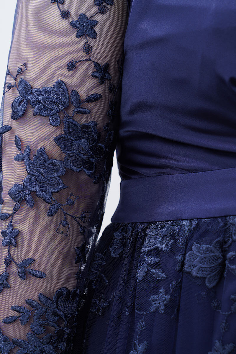 ネイビーのフラワースカラップレースドレス