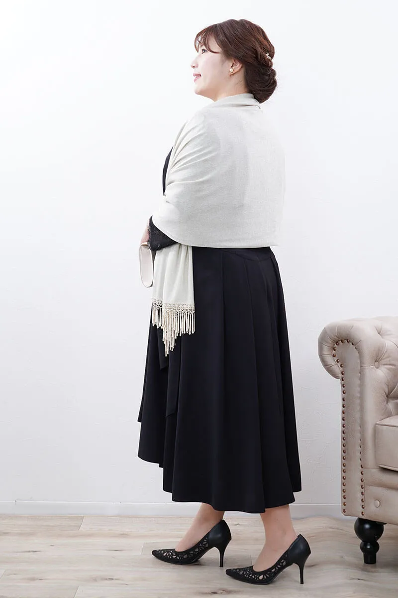 ブラックのレーススリーブエレガントドレス