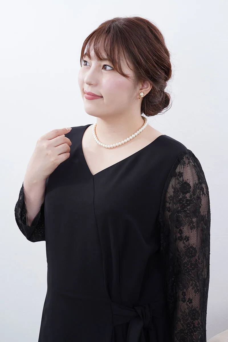 ブラックのレーススリーブエレガントドレス