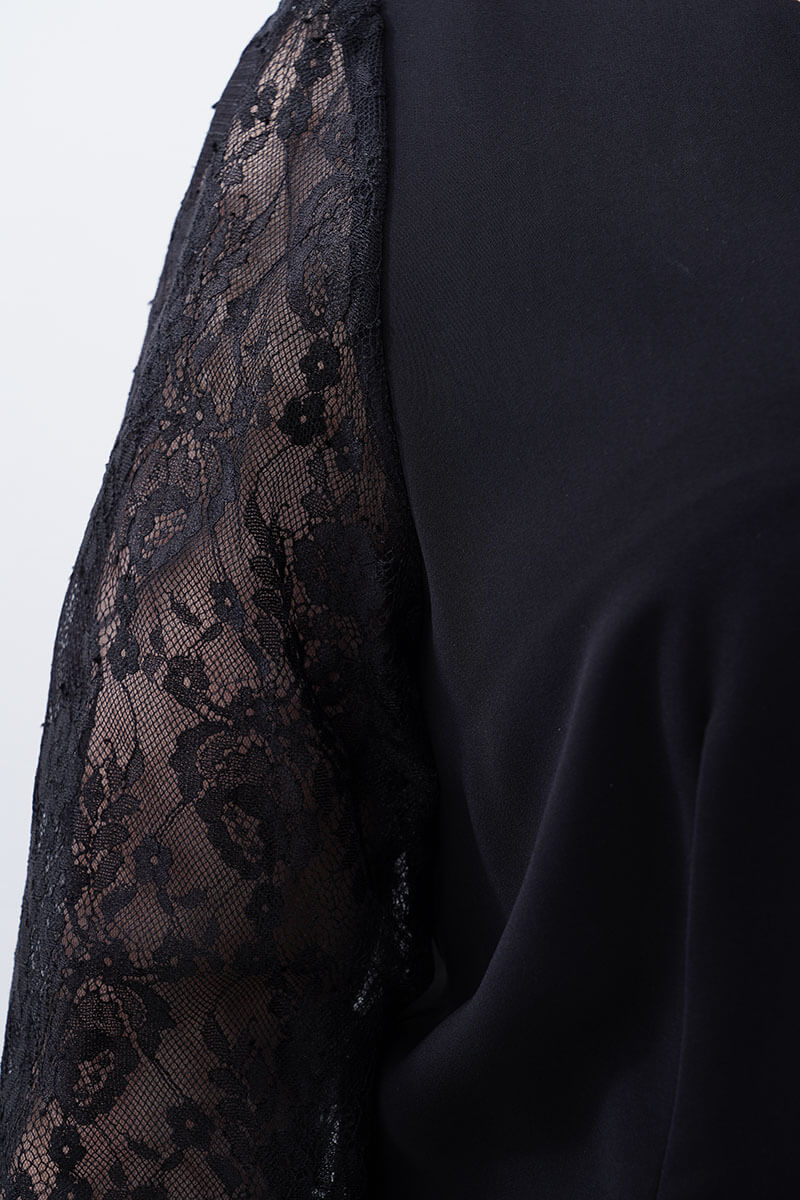 ブラックのレーススリーブエレガントドレス