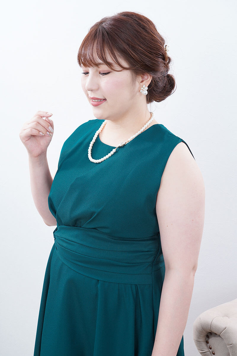 グリーンのウエストモチーフフレアドレス