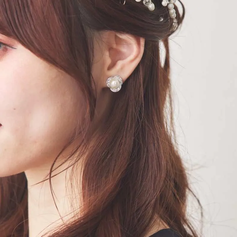 フラワーモチーフの一粒イヤリング