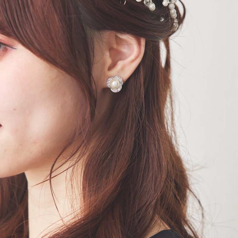 フラワーモチーフの一粒イヤリング