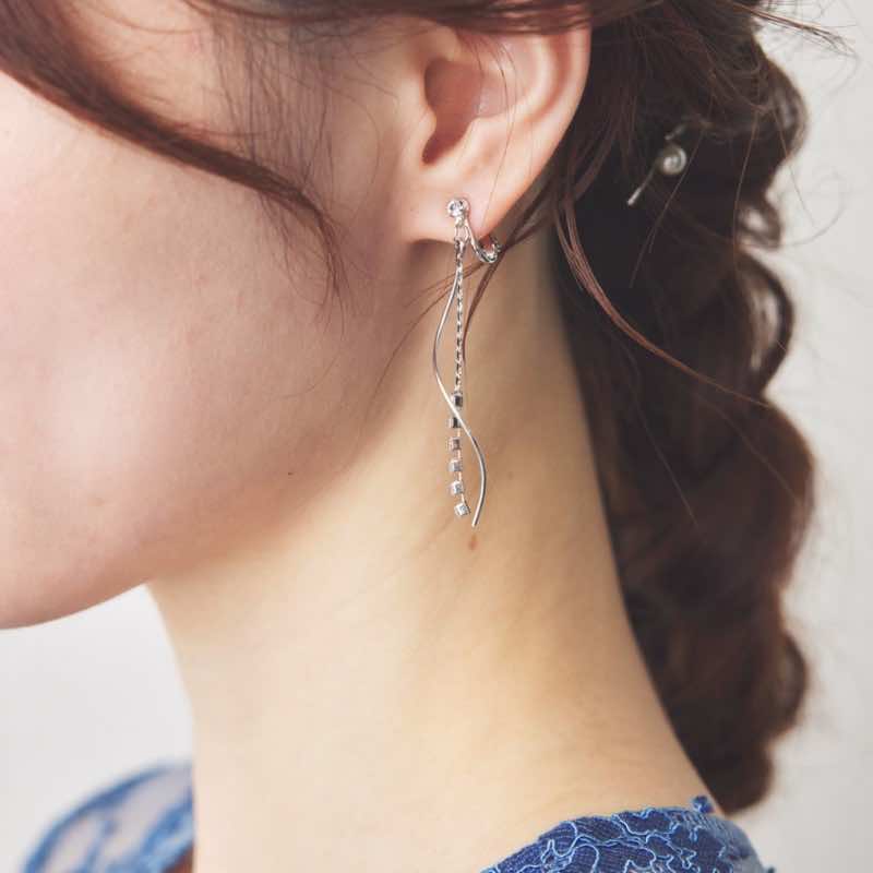 シルバー×ストーンのロングイヤリング