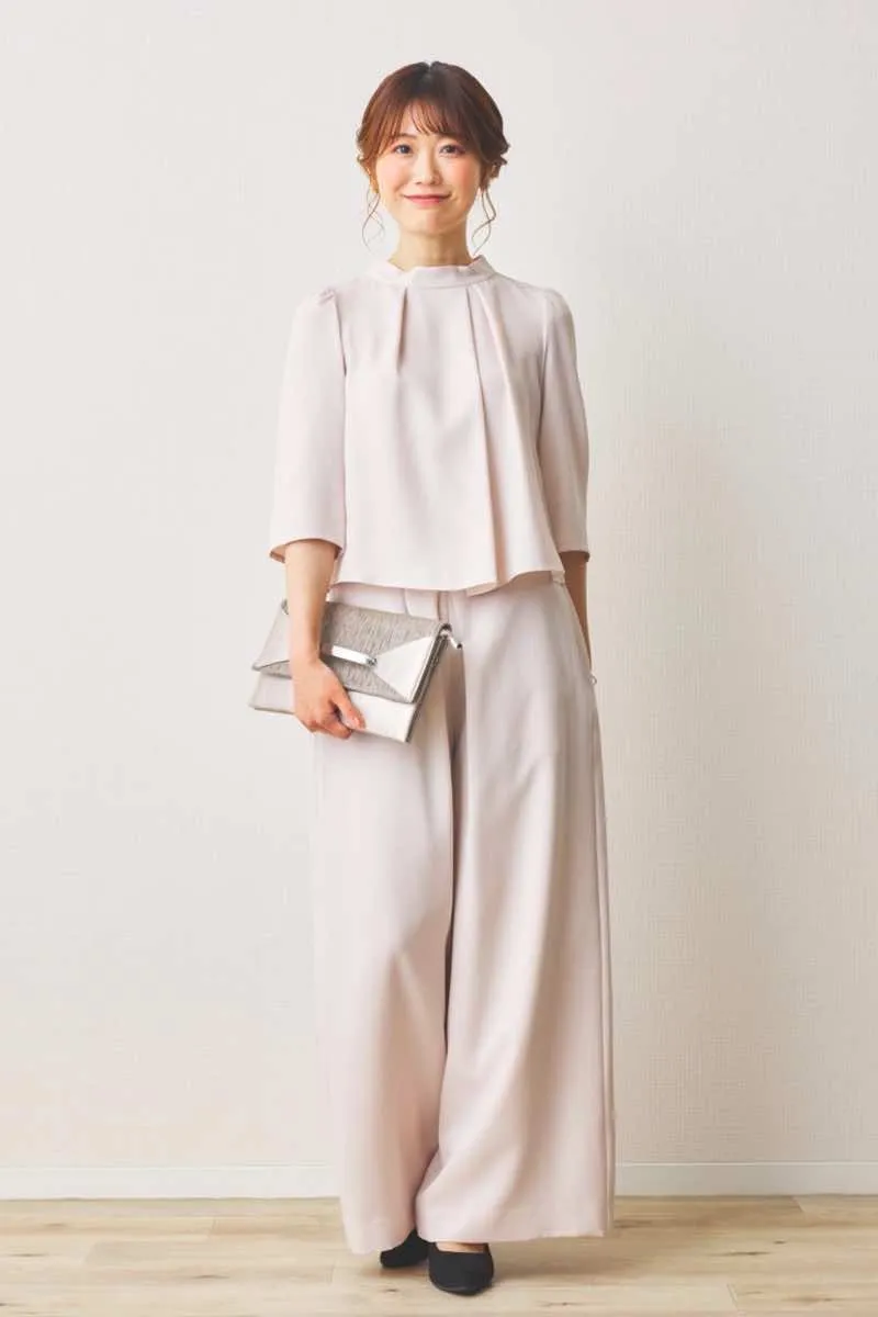 グレージュのフェイクレザーレター型バッグ