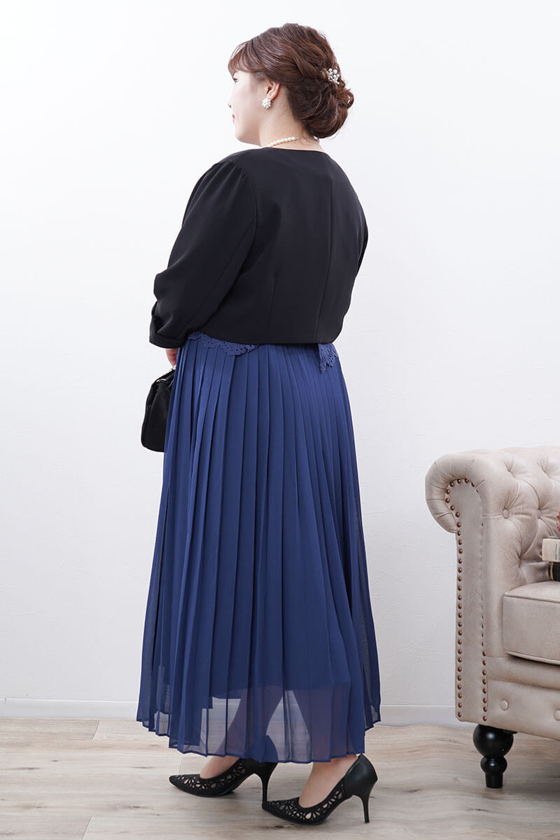 ブルーのフラワーレースプリーツドレス