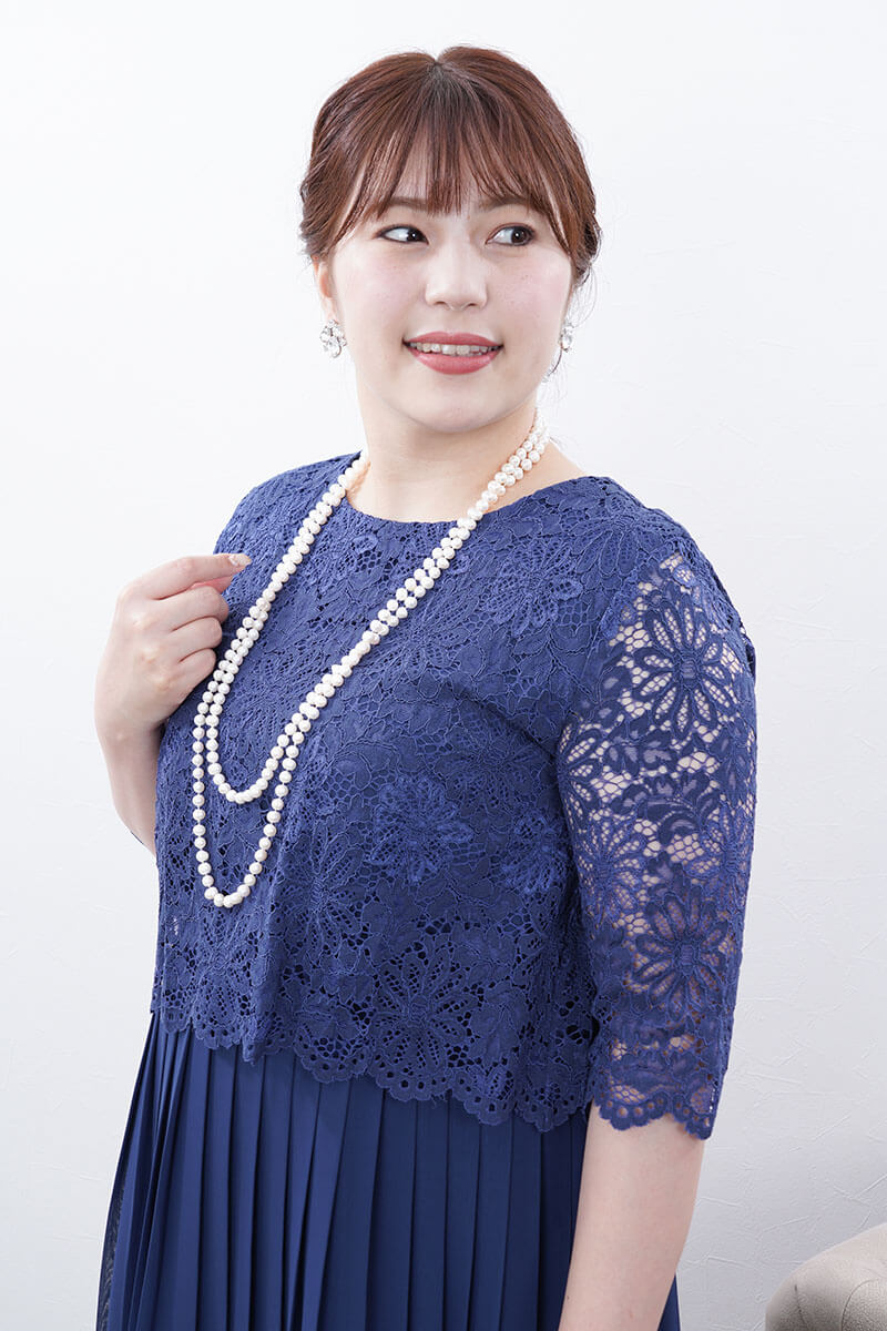 ブルーのフラワーレースプリーツドレス