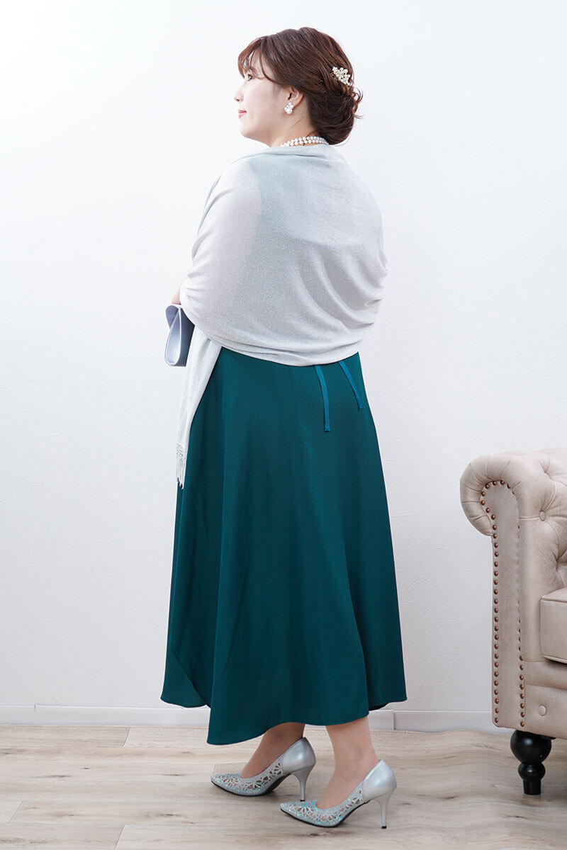 グリーンのウエストモチーフフレアドレス