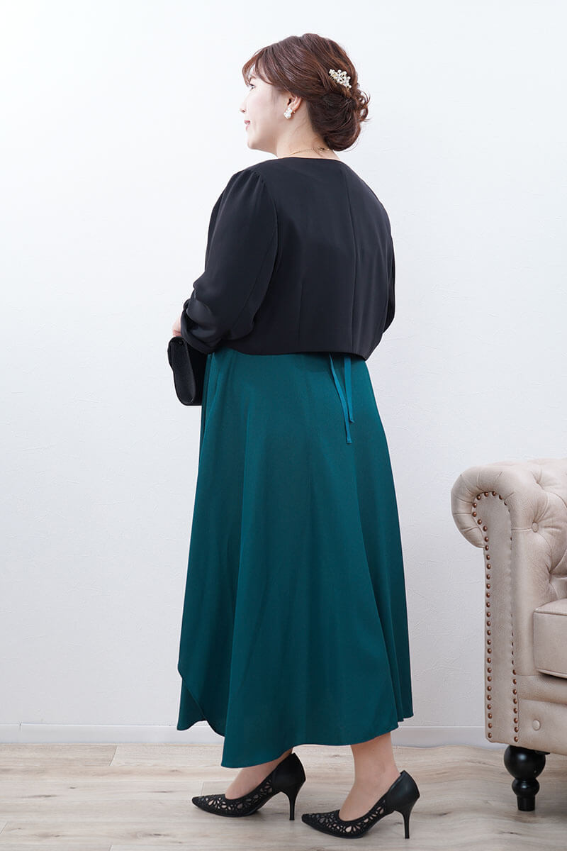 グリーンのウエストモチーフフレアドレス