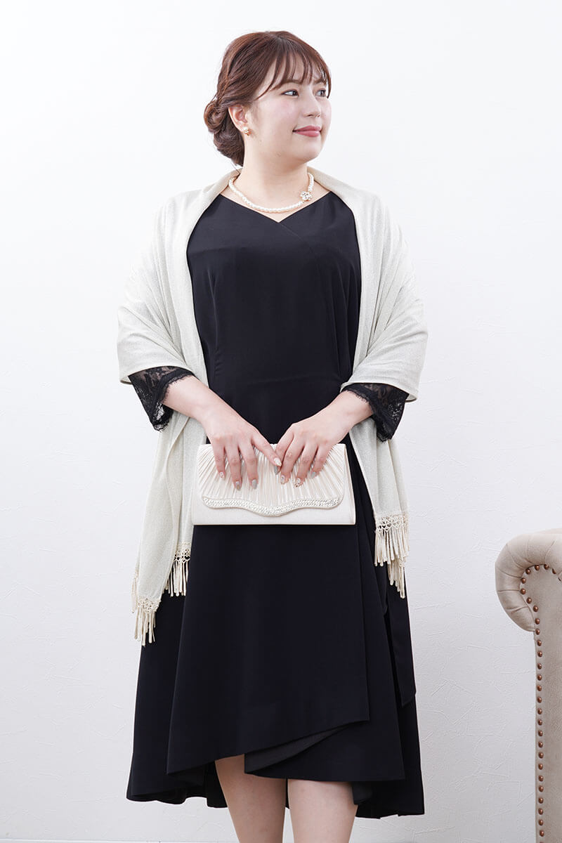 ブラックのレーススリーブエレガントドレス