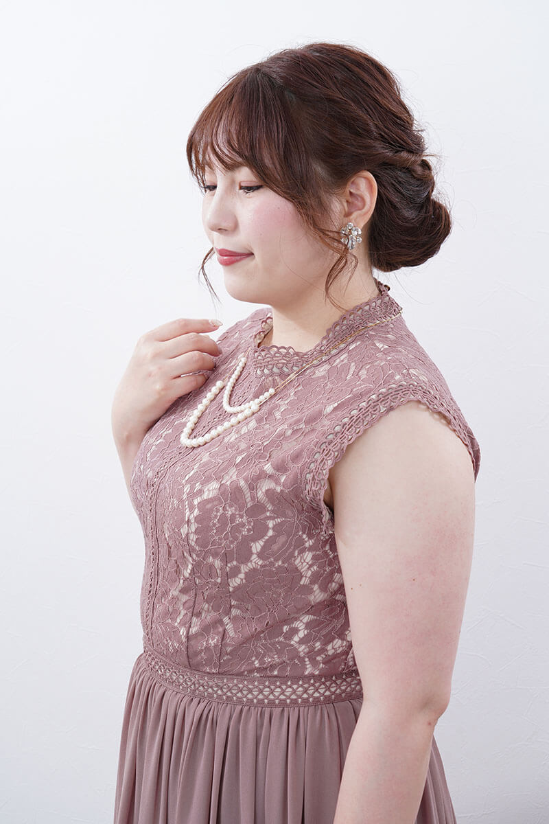 スモーキーピンクのヴィンテージライクレースドレス