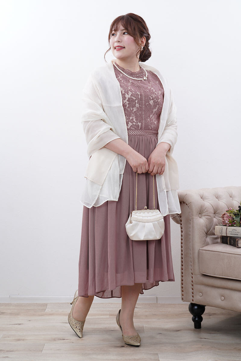 スモーキーピンクのヴィンテージライクレースドレス