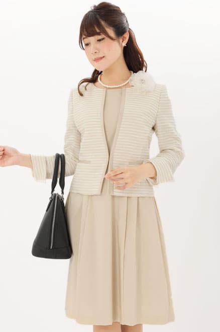 ライトベージュのタックフレアセレモニースーツセット