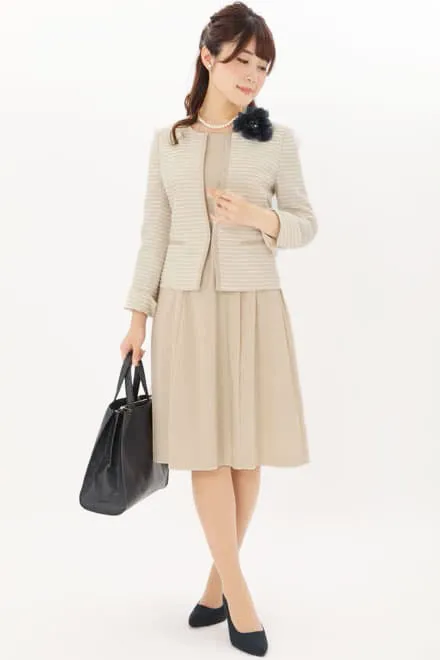 ライトベージュのタックフレアセレモニースーツセット