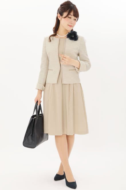 ライトベージュのタックフレアセレモニースーツセット